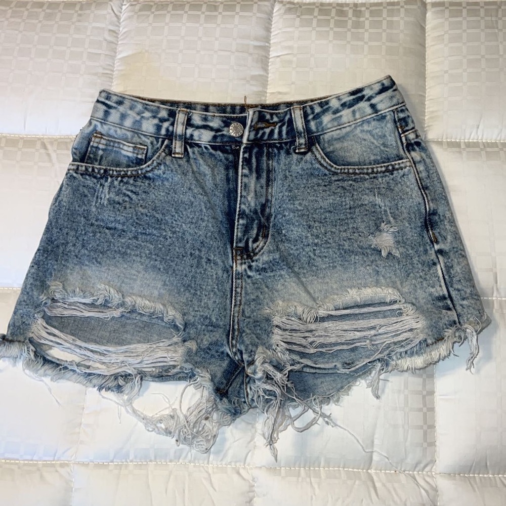 Distressed jeans shorts
